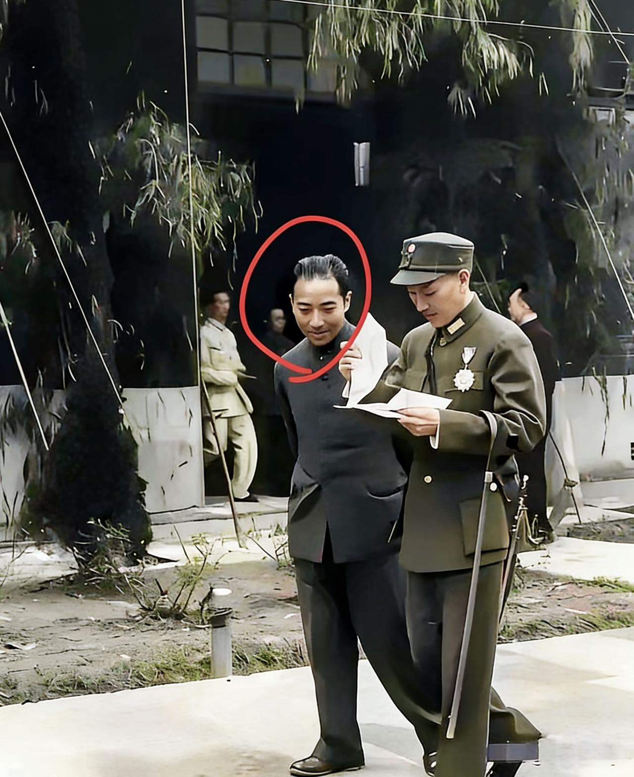 下图是戴笠和蒋介石的真实抓拍照，时间是1943年。当时的戴笠怎么也没想到，三年后