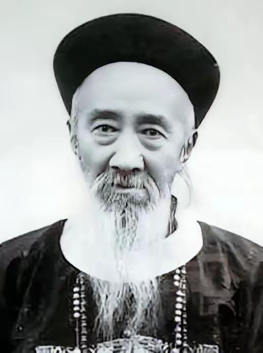 晚清，张之洞让侄子张臻提着一个皮箱，去当铺换200两银子急用，谁知掌柜打开箱子后