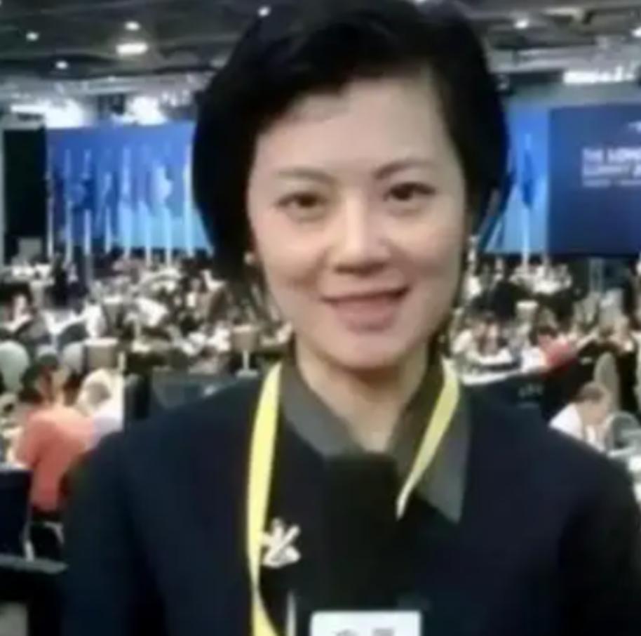 “我愿意放弃中国国籍，自愿加入英国！”这句话，是前央视知名才女主持人姜丰，在