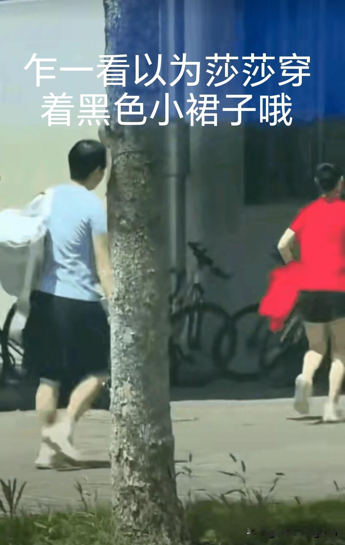 莎莎真的是穿上小裙子了吗？乍一看照片，很惊喜，莎莎真的是穿小裙子了吗？然后再