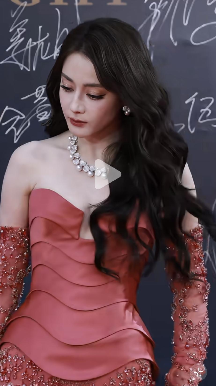 6月15日，迪丽热巴在上海参加中国影视之夜活动，她怎么成这样了？有白头发，全程板