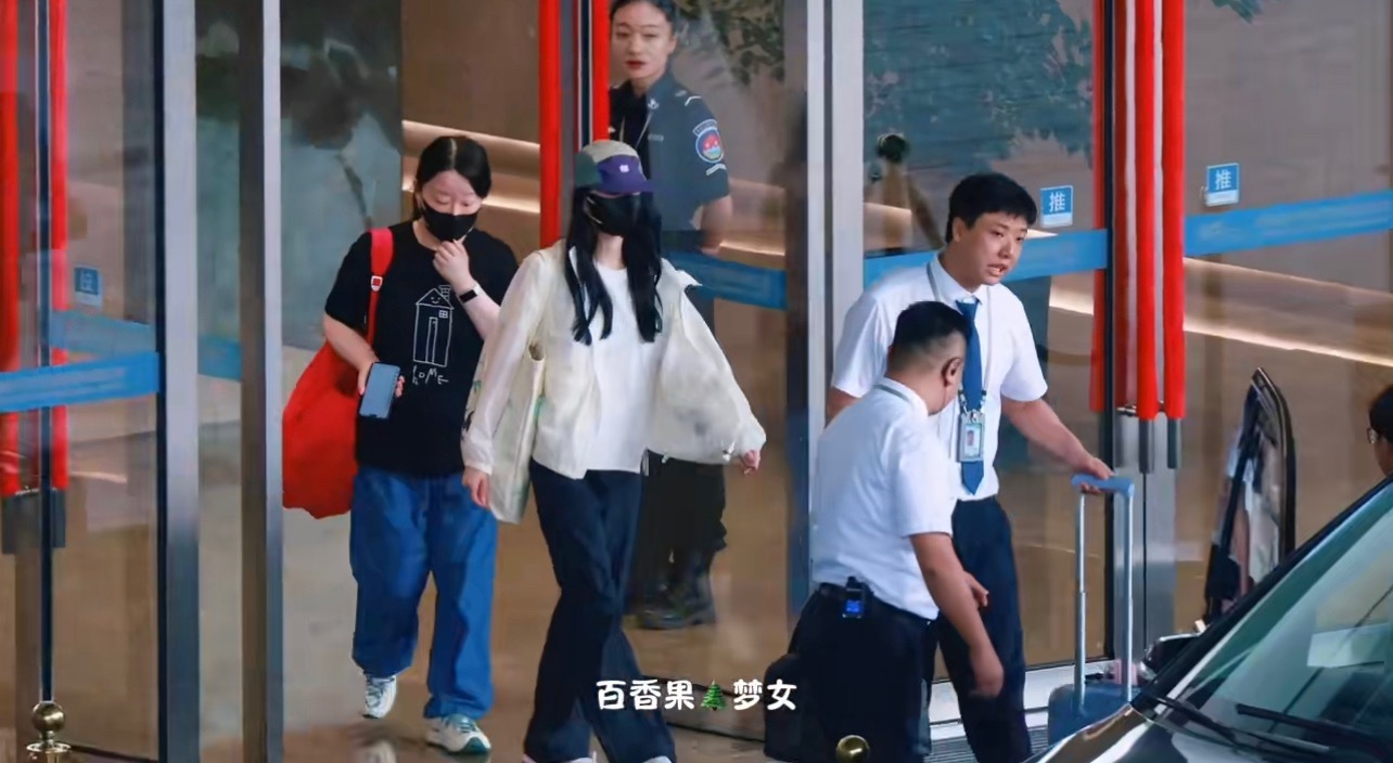 刘诗诗明天成都活动，怎么没看到雷[doge]是不敢出来了么[吐舌头眯眼睛笑]​​​