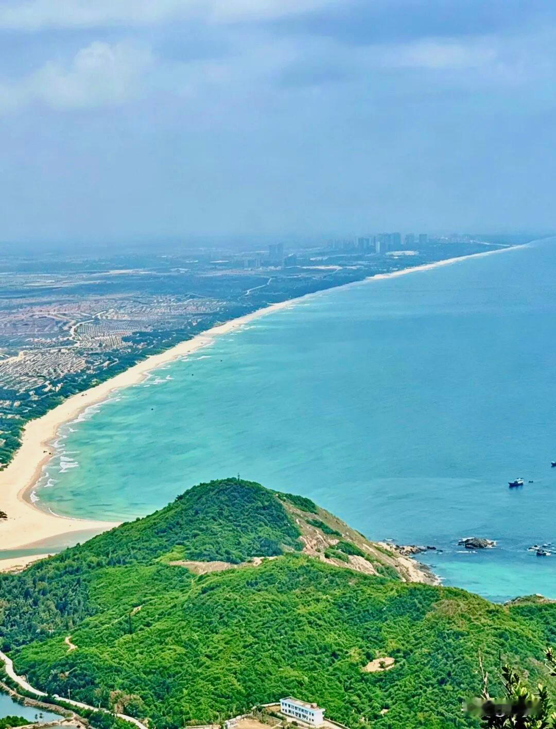 海南文昌月亮湾风景希望别过度开发旅游，为海南保持一片自然生态，宁静的海湾。
