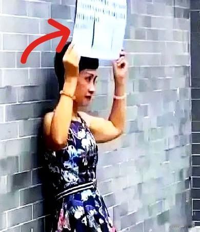 顺德街头这一幕，真是把人性这点东西给扒了个精光。43岁身家千万的女老板，举牌