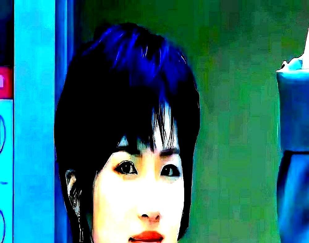 郭京飞按住姚安娜的手说：“你那点片酬，还不够我零头！”全场瞬间安静。她没争辩