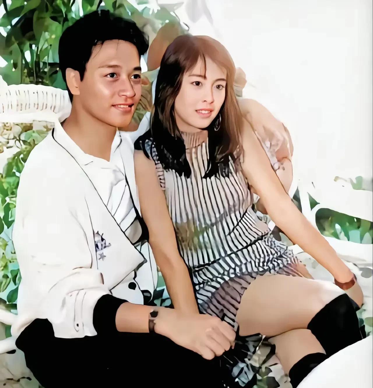 这是1987年，王祖贤与张国荣的合影照。当时王祖贤只有20岁，还很青春靓丽，脸