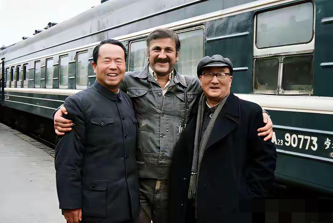 一张老照片，认识他们三个的，绝对是骨灰级的影迷。