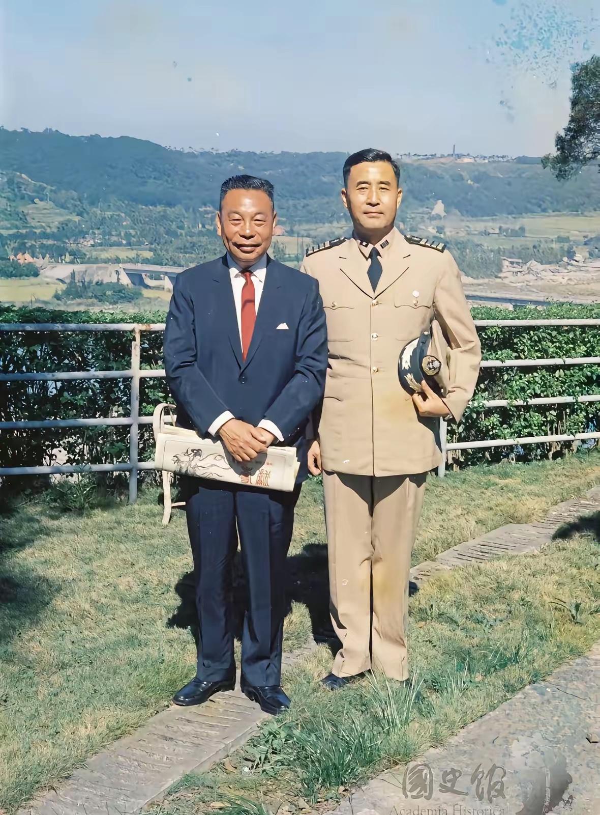 1960年代的台北近郊，蒋经国和黎玉玺的合影。黎玉玺，1914年生，四川达县人