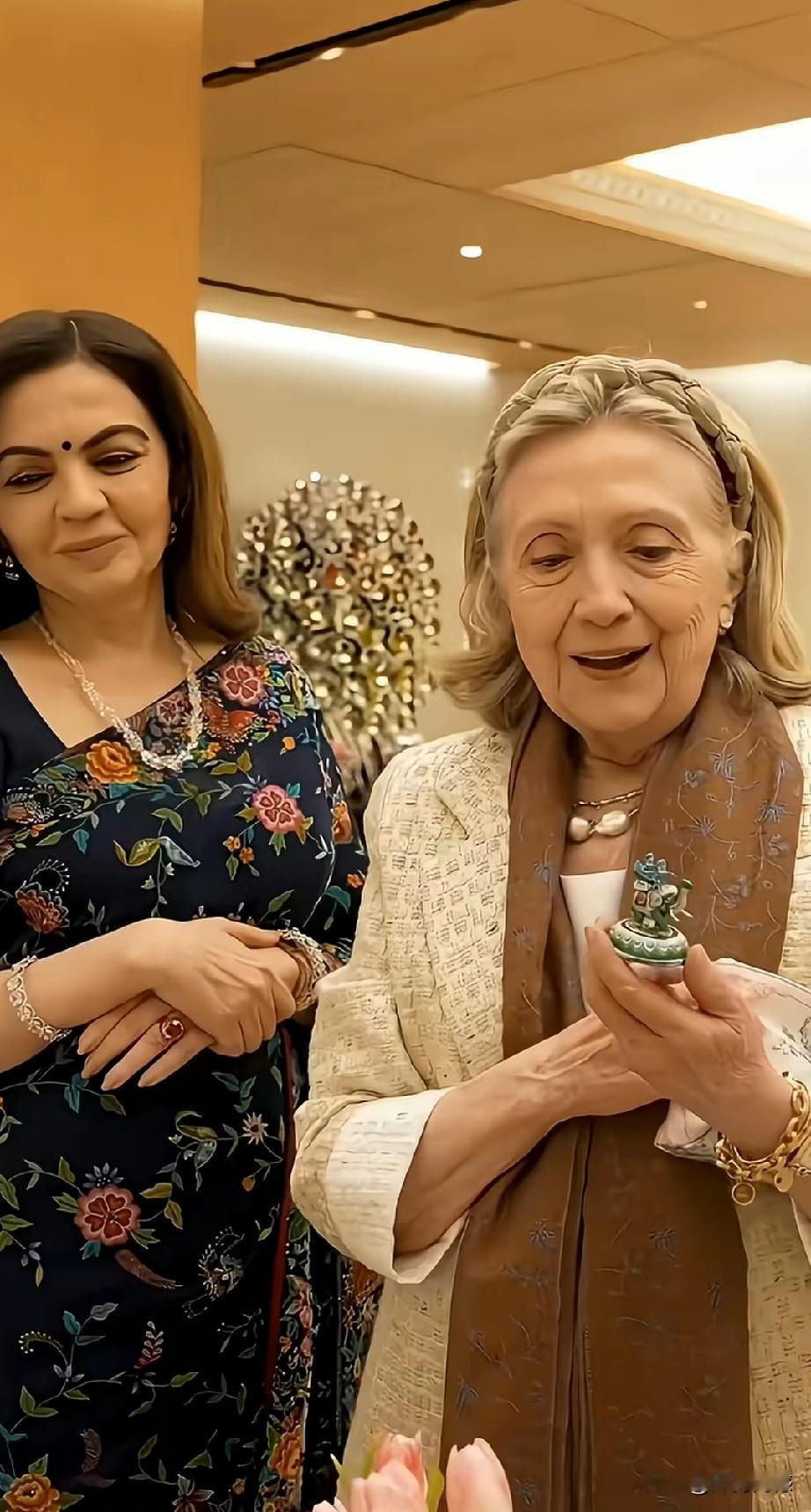 希拉里和印度首富妻子在一起，感觉他们的关系非同一般，两个人见面之后亲切的拥抱，首