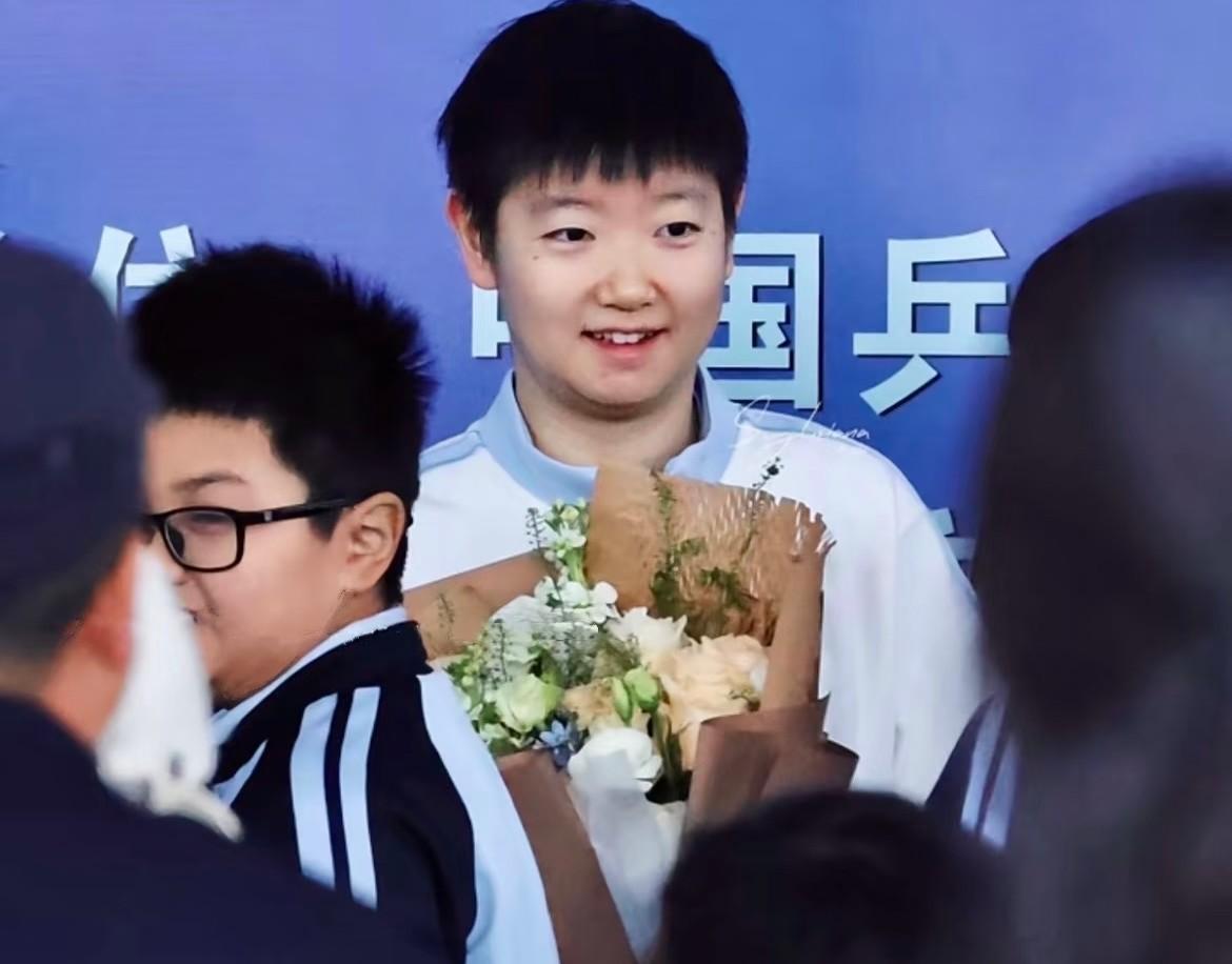 孙颖莎托人办事的时候小嘴是真甜呐叫人家多洗几张照片，也不知道人家姓啥，就