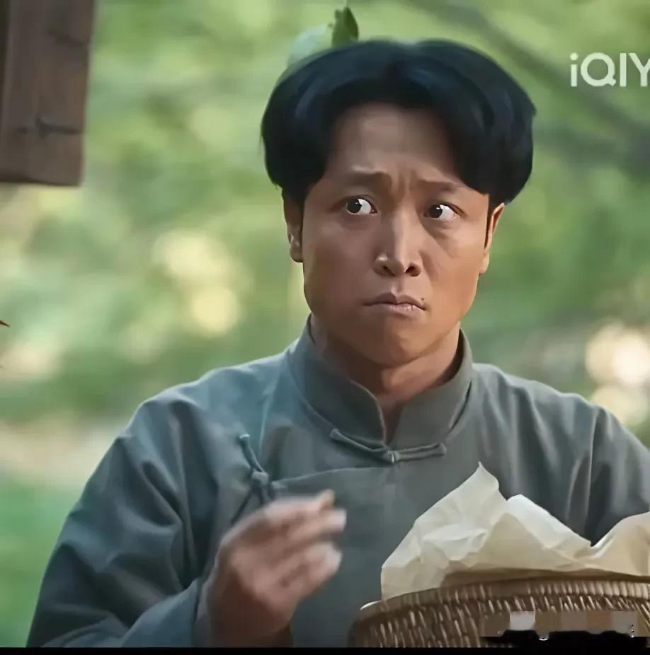 看了这么多集《生万物》才发现，郭龟腰居然真是罗锅，但从正面一点也看不出来，直到