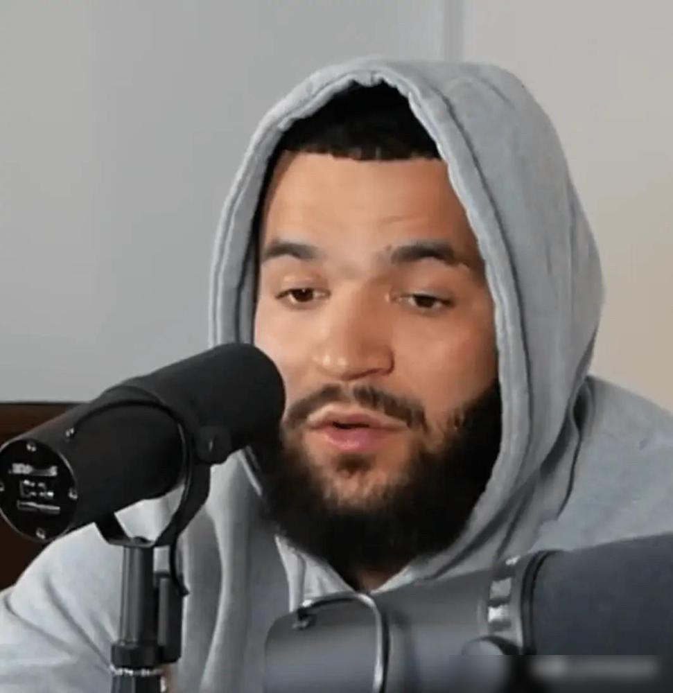 范乔丹所言极是啊火箭球员范弗利特近日在社交媒体上和球迷互动，他说：“我觉得‘骗犯