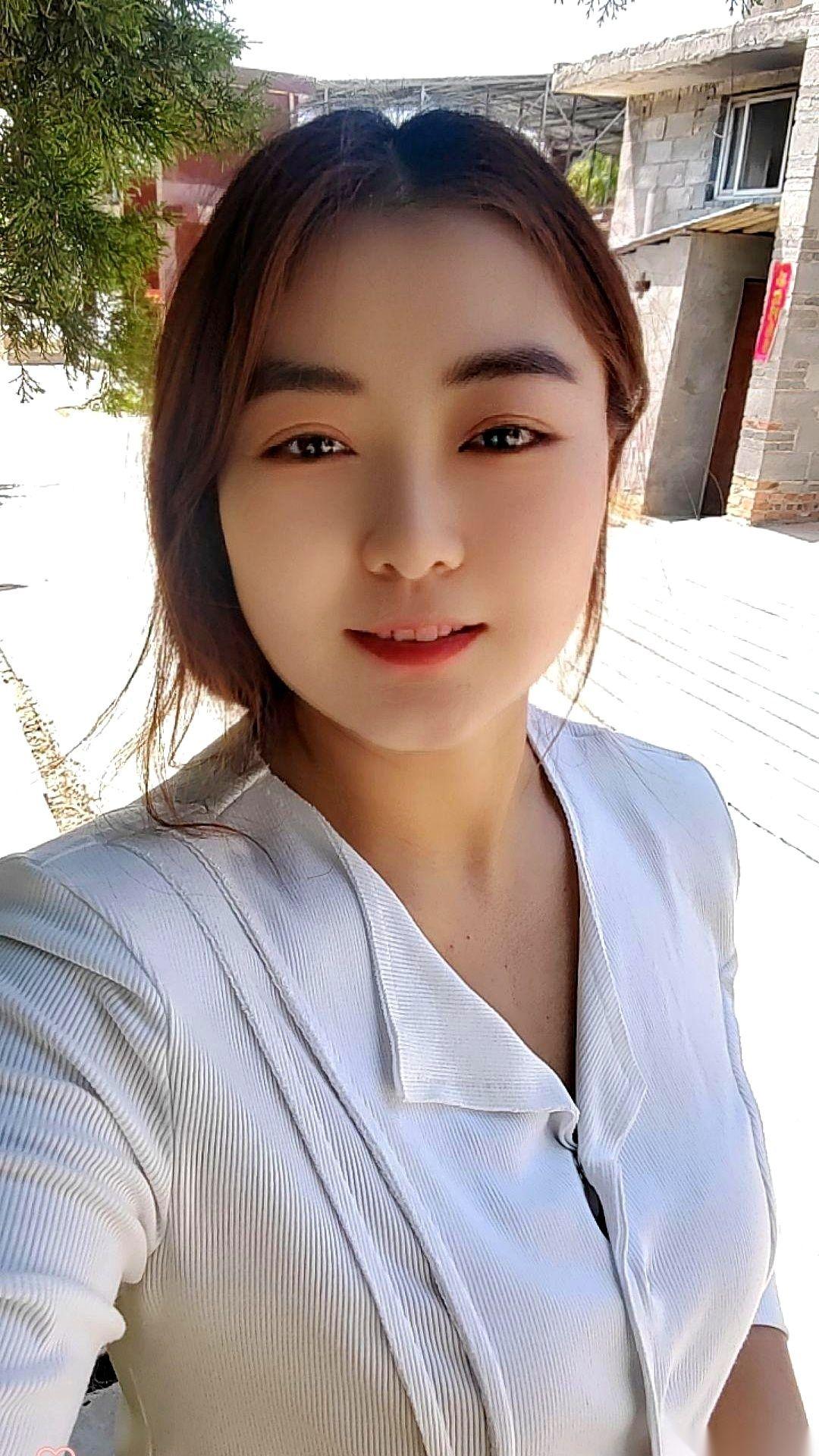认识第15天，他就坐在了我家沙发上。人没动，但那眼神像把尺子，一寸一寸地量着我