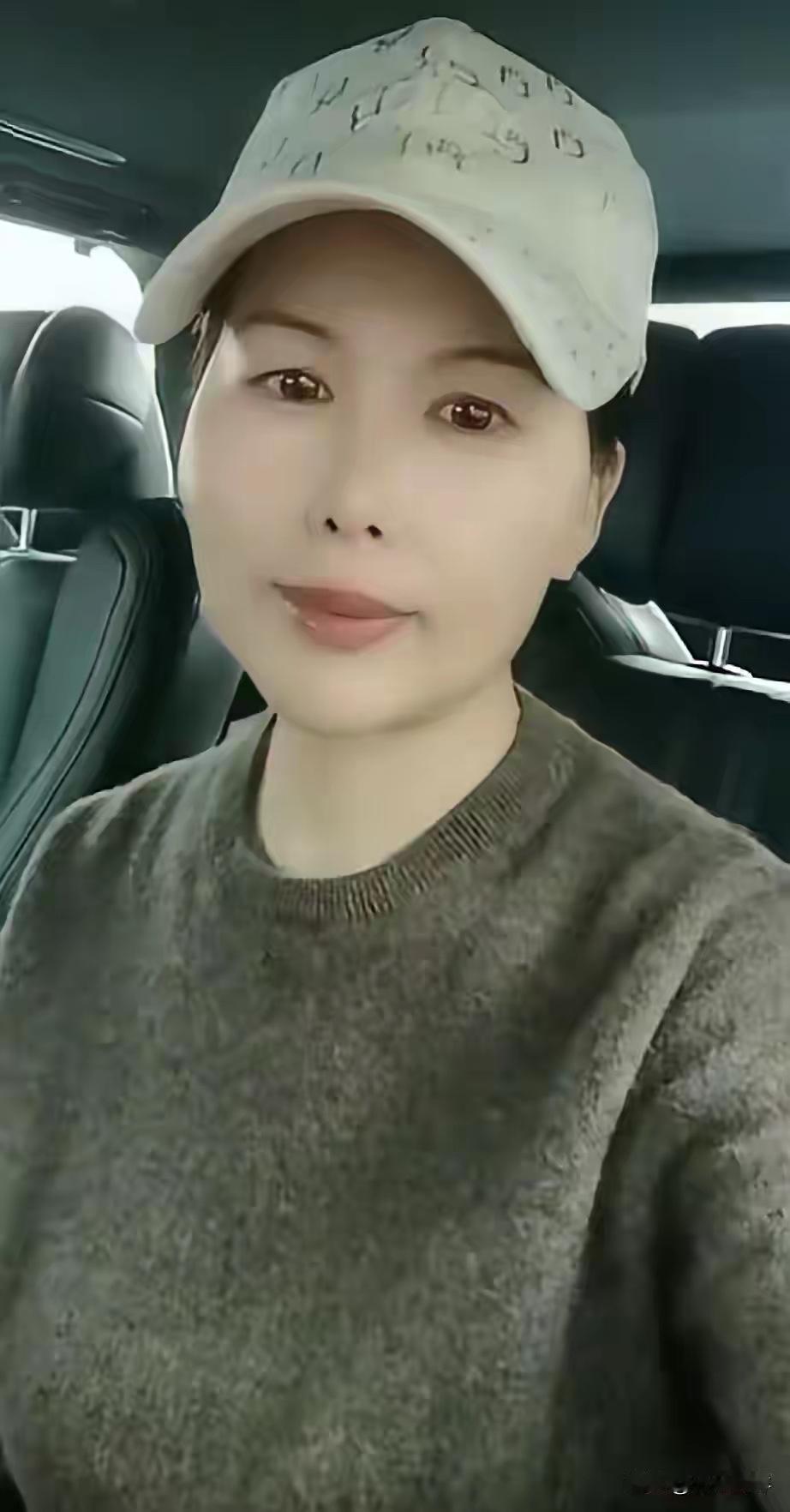 小杨阿姨的年假来了，孩子们放寒假了，她也可以回来了。一起带孩子们回来和兰姐相聚了