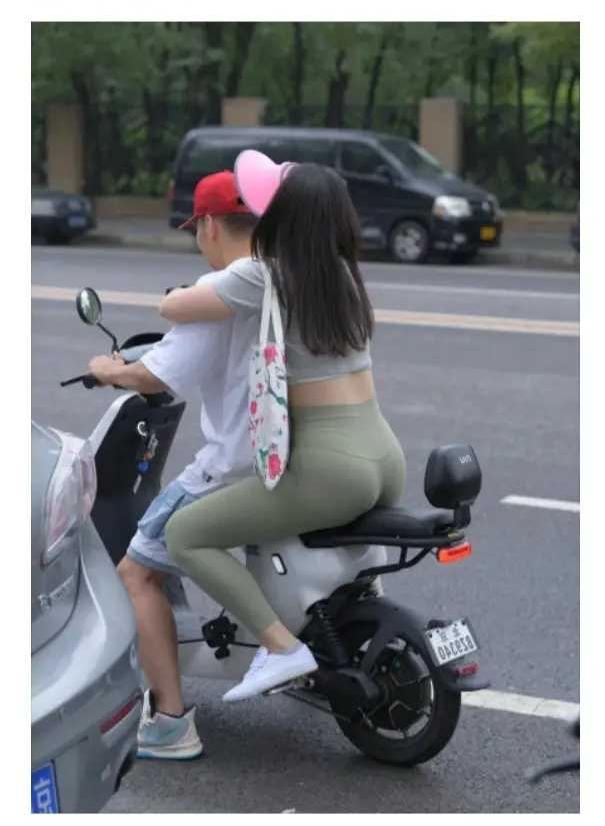 开宝马的看着开电动车的载着女朋友从身边驶过。原还很有成就感的他立刻破防了。自