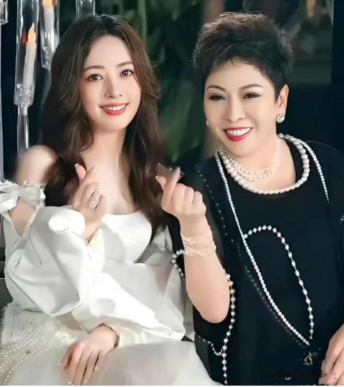 向太如今不再掩饰了。她曾说嫁入豪门的人基本不幸福,强调女性必须经济独立,否则