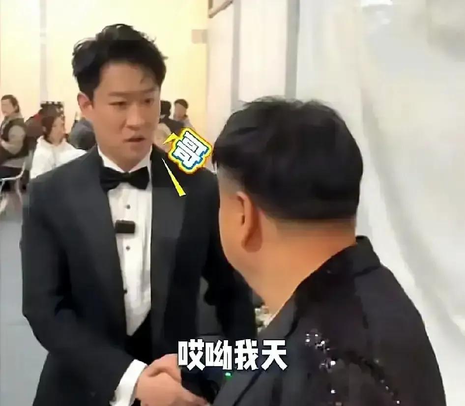 洪剑涛一把把曹云金拨到旁边去抱代乐乐，我隔着屏幕都替曹云金脚趾抠地。视频里老洪