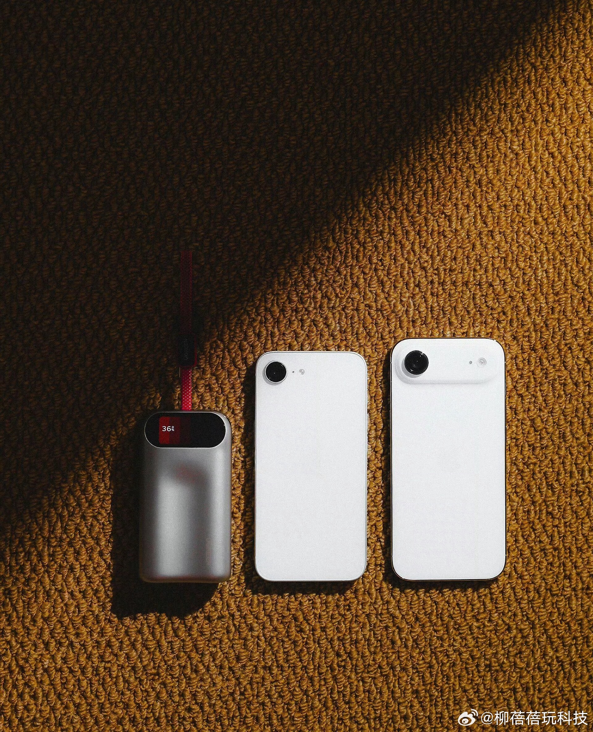 更新完iOS27以后，这两台手机都变得更流畅了一些，桌面活动很舒适
