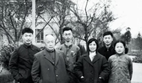 1974年，陈毅夫人张茜病重弥留之际，盯着三个儿子只说了一句话：“妹妹不出嫁，你
