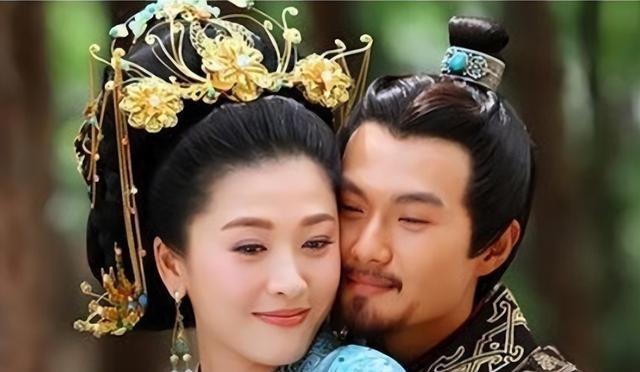卫青32岁时，迎娶43岁已经三婚的寡妇平阳公主。洞房之夜，娇妻坐在榻上刚准备服侍