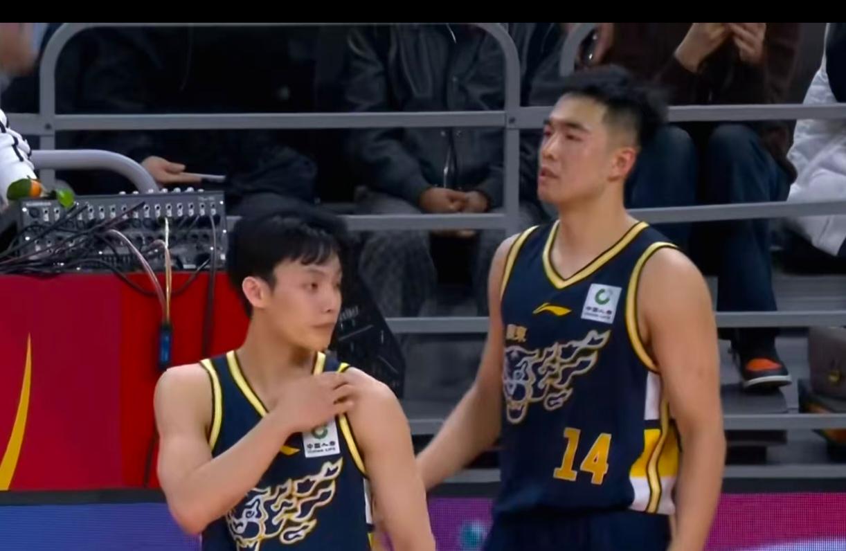 广东男篮险胜山东豪取六连胜，看看赢下这场比赛的五大功臣都有谁吧：1，球队主教练