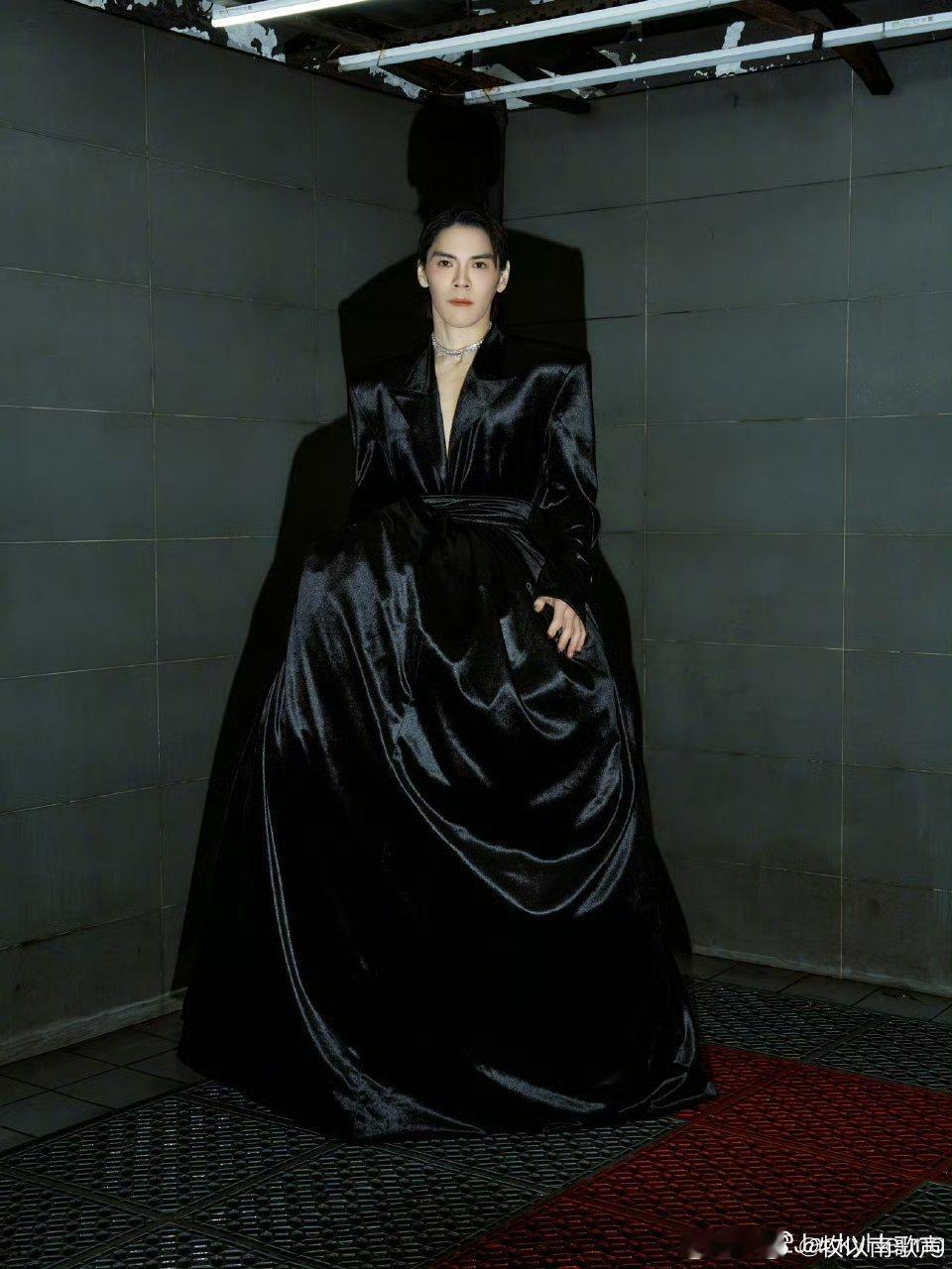 向佐穿了十厘米高跟鞋向佐穿上十厘米高跟鞋，时尚感拉满。为了那套衣服也是拼了，时尚