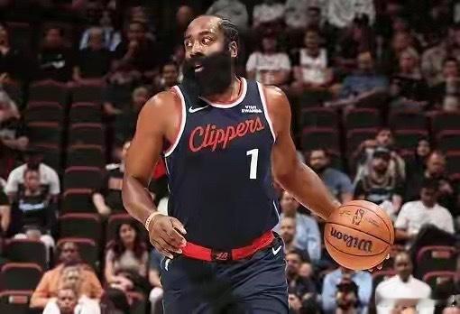 我发现哈登球队为什么内线总是羸弱啊？？？火箭1.0：霍华德被两场40＋阿德完爆火