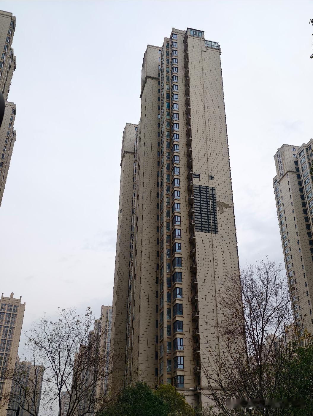 难得见到外立面修补的小区交付10年，部分脱落的外立砖面脱落很煞风景。难得见到