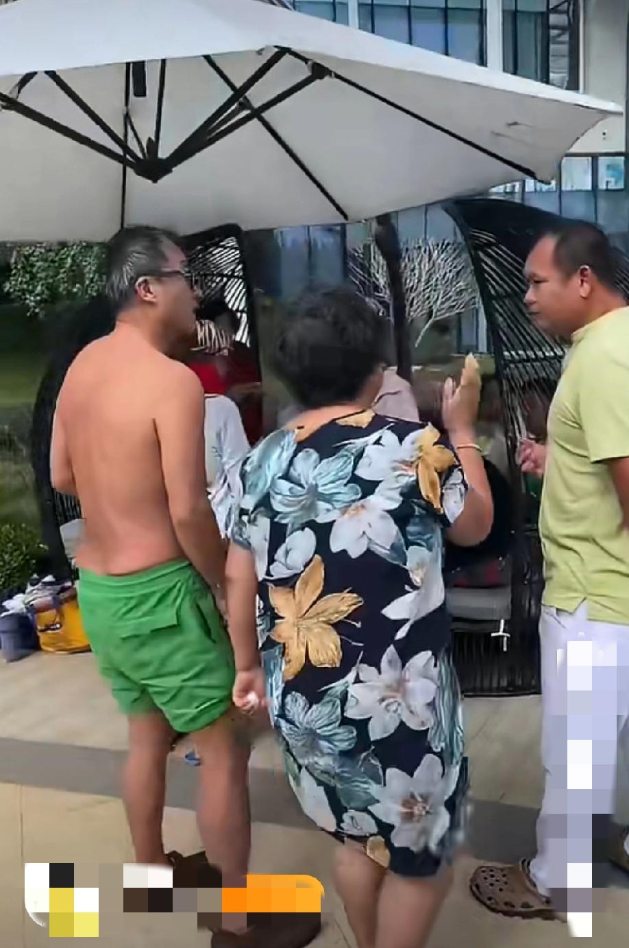 海南一景区，几位东北大爷大妈跑到别人亭子下面聚餐，一中年男子过来驱赶，被光上身的
