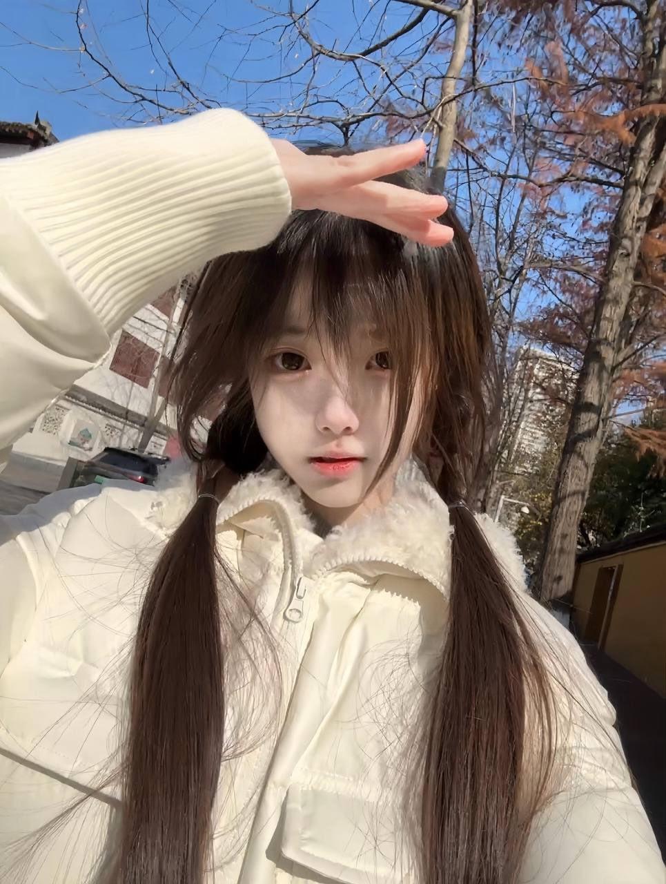 她的眼神里藏着星辰大海，嘴角上扬时，仿佛能点亮整个世界