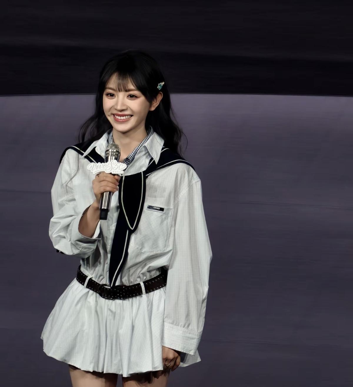  裙摆轻扬间满是灵动，连衣短裙衬得她宛如从漫画里走出的美少女，既有幼态美感的娇憨