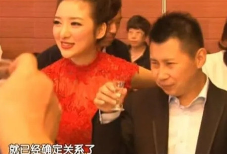 2007年，郭德纲警告徒弟何云伟：“你要是再不跟外面那女人断了联系，就等着被封杀