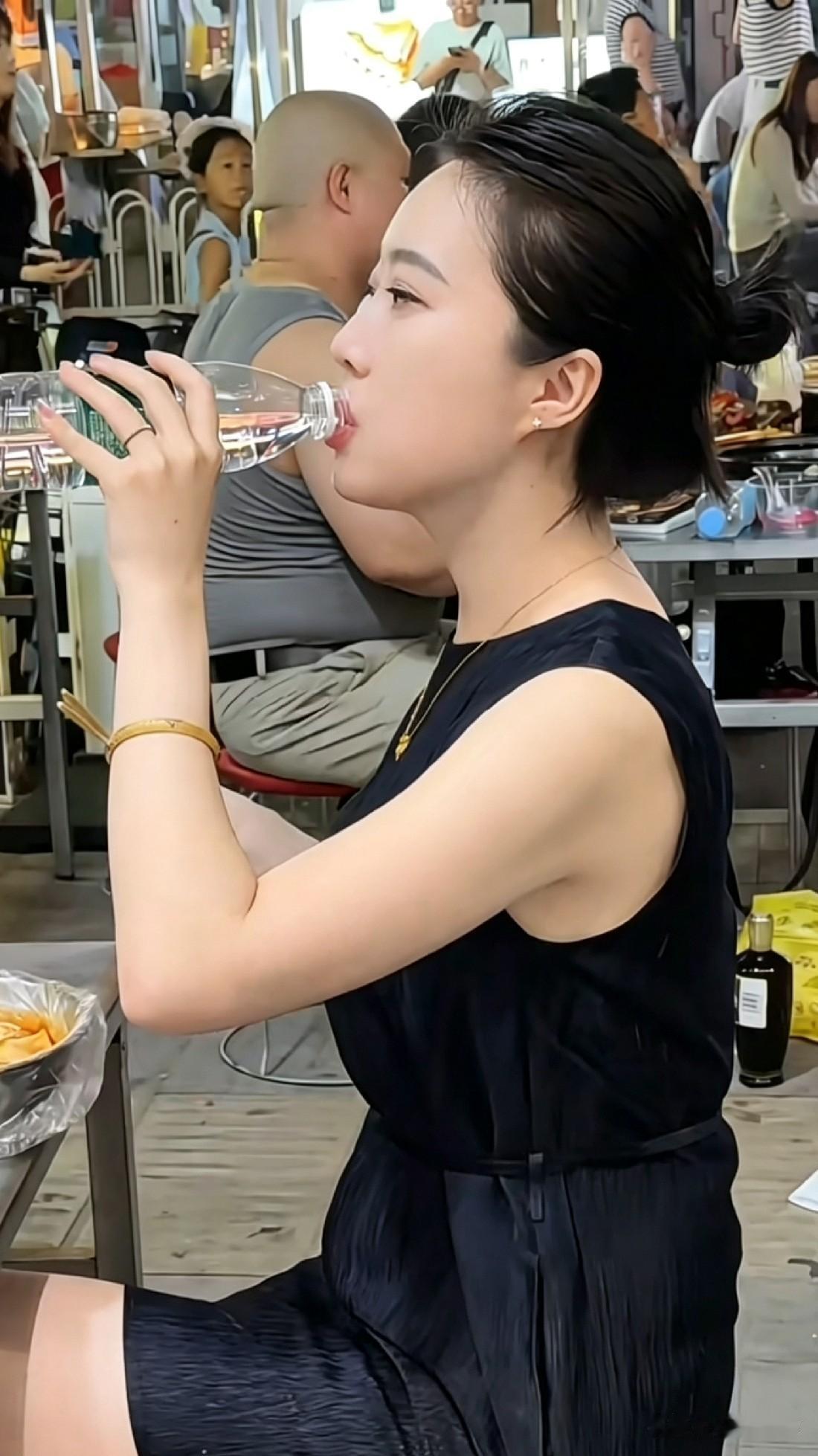 地摊上吃个麻辣烫，都这么优雅
