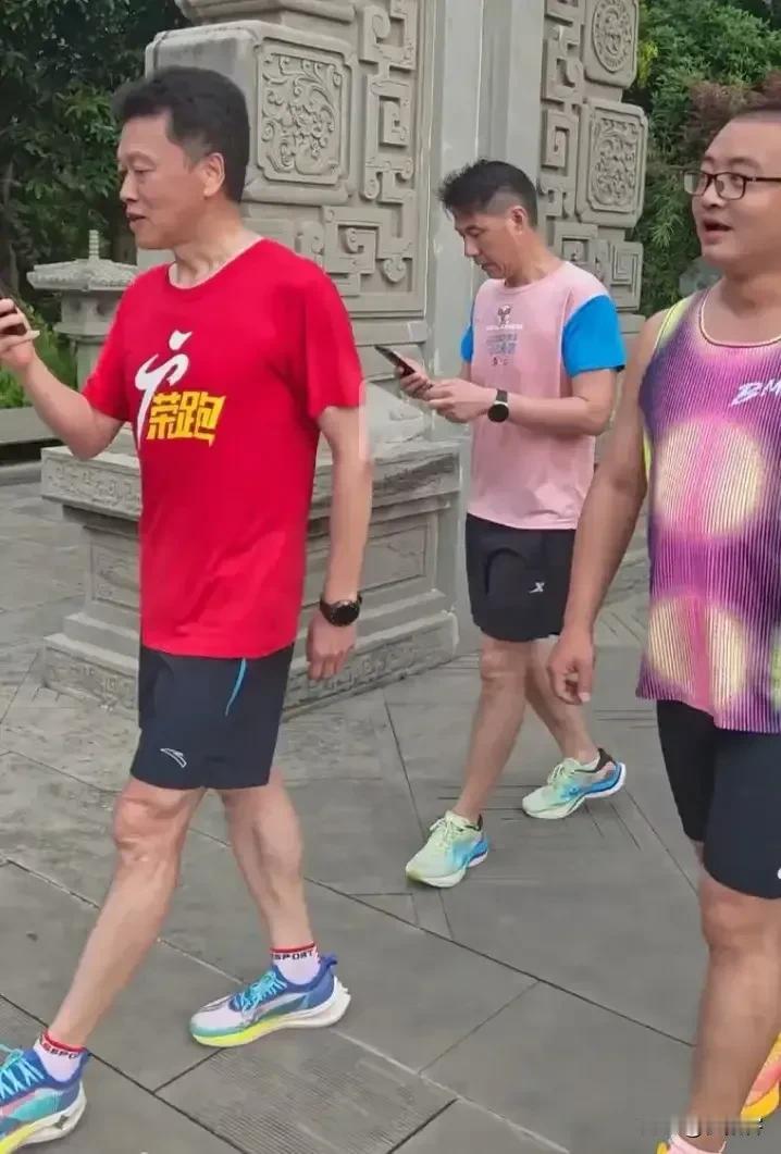 一个小小的食堂两天接待两万人，一碗普通的面条一天要做六千份，一只肥肥的卤鹅一