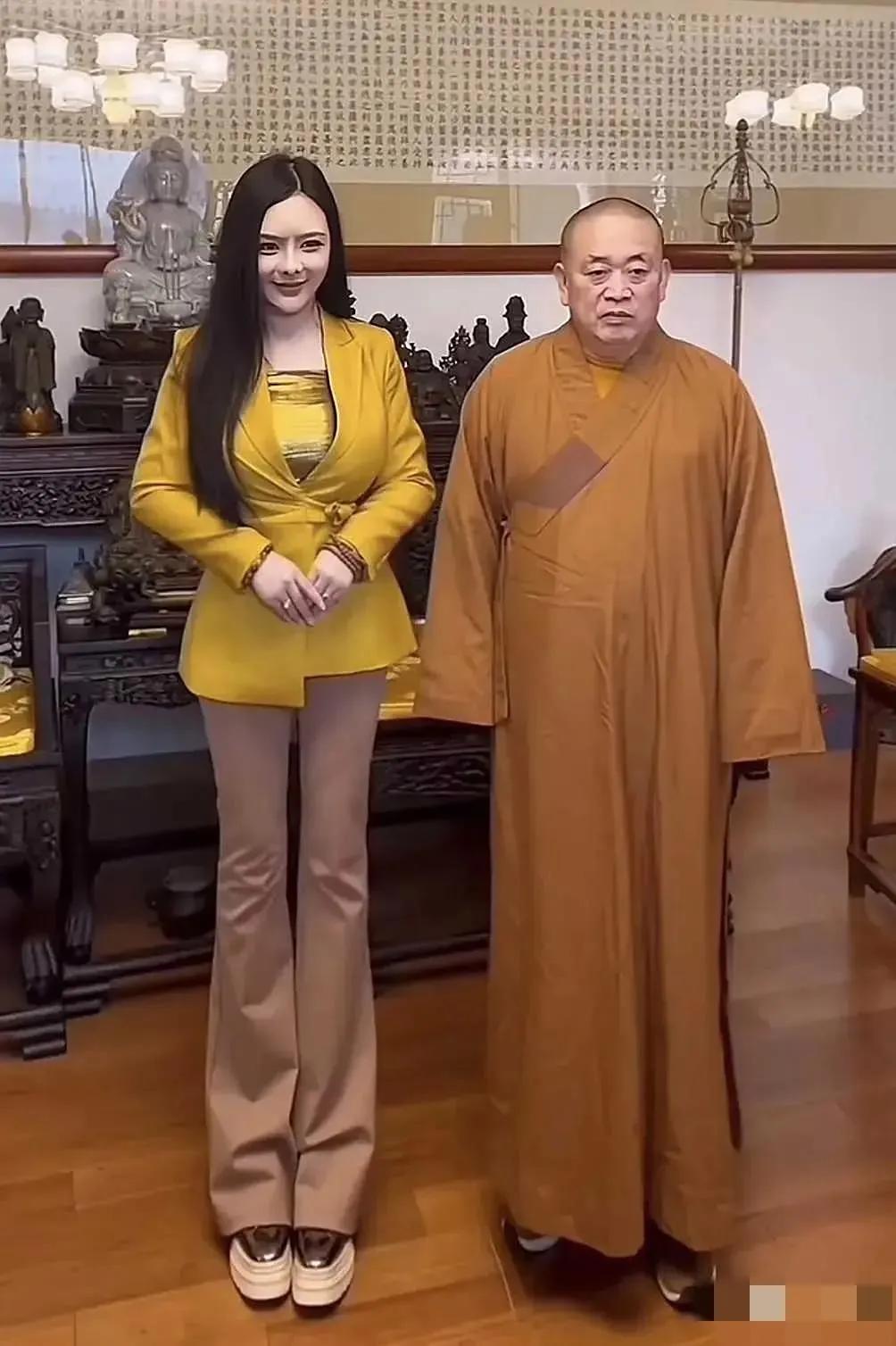 搂着姑娘念佛经，不负如来不负卿；我叹和尚过的苦，和尚笑我没陆虎；佛门本是