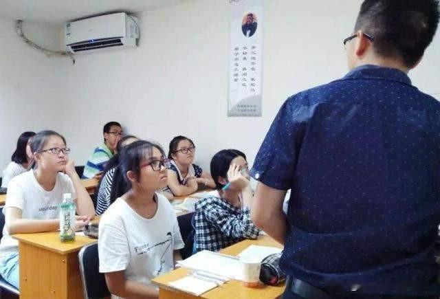 教师请假必须自己先调课，然后依然被扣钱的现象确实普遍存在。学校要求教师自行调