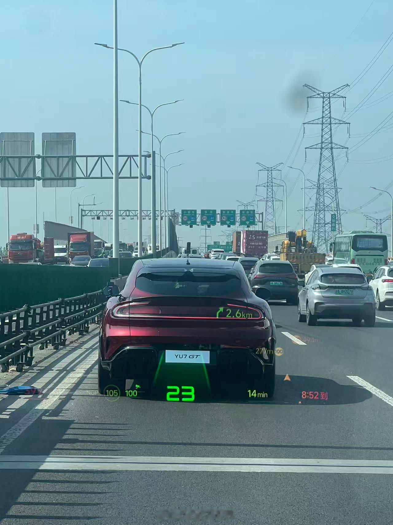 上海街头偶遇YU7GT怎么办，当然是第一时间发给小米YU7车主呀太期待看到实车