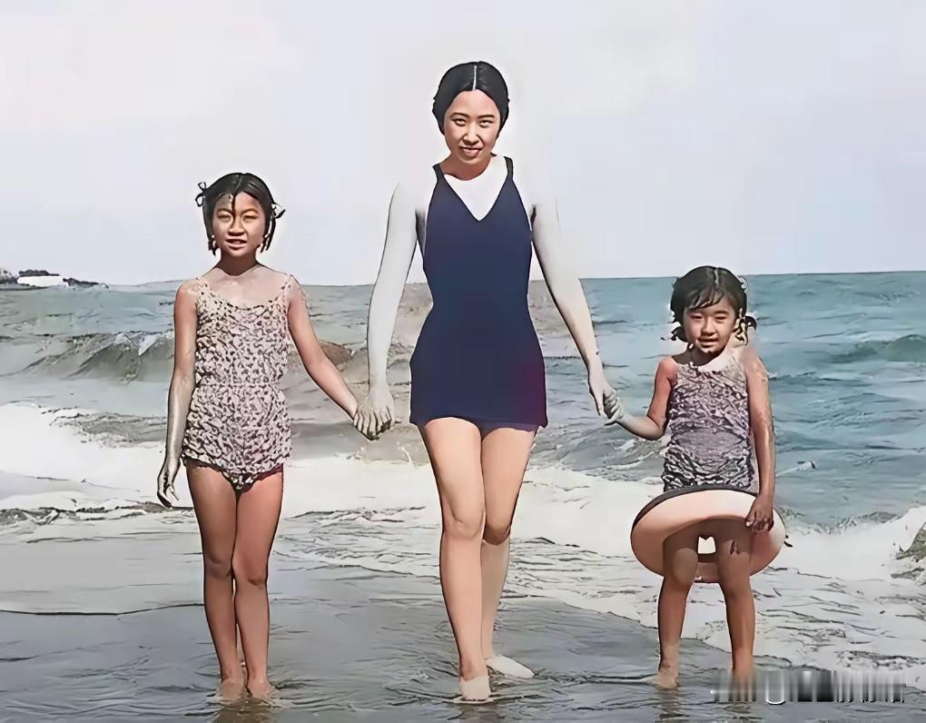 王光美（刘少奇同志夫人）与女儿刘平平，刘亭亭，在北戴河暑期度假生活留影！三