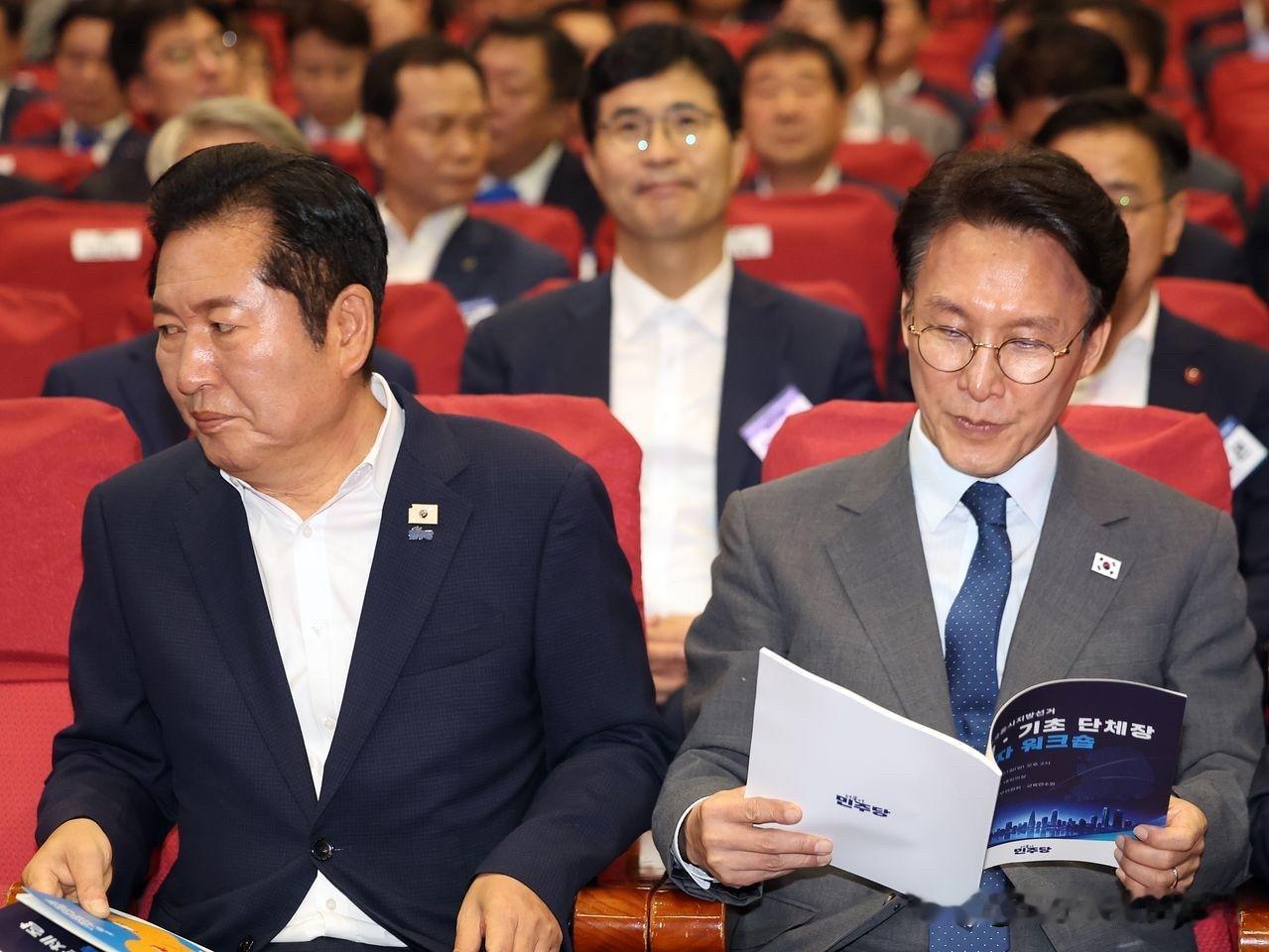 6月21日，韩国共同民主党党首郑清来与国务总理金民锡共同出席地方首长当选人研修会