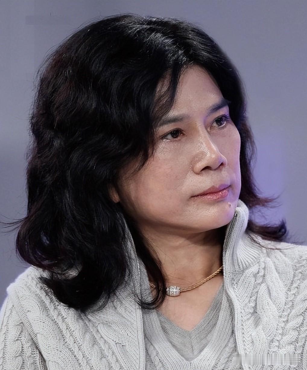 董明珠是身价上百亿的铁娘子，回乡扫墓时，亲哥隔着十几米远瞧见她，硬是黑着脸掉头就