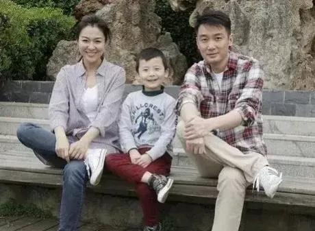 沈傲君一家三口，步调一致！幸福就是这么简单！非常喜欢沈傲君，纯朴，大方！美丽！