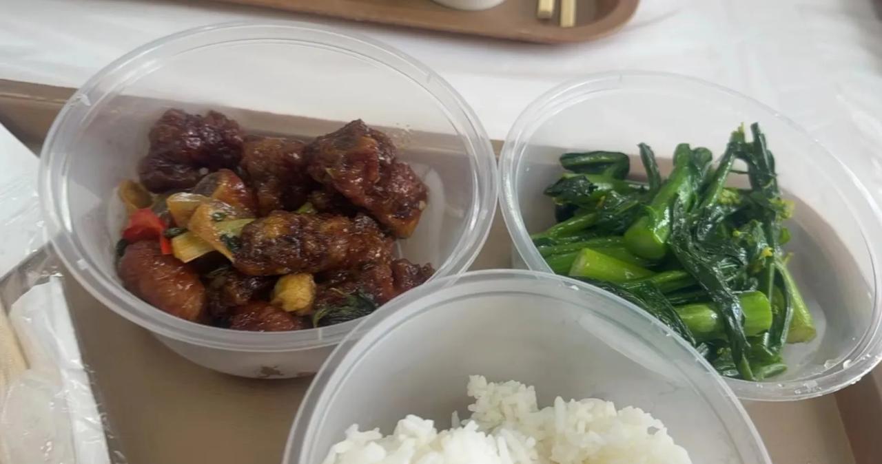 #我的早餐日记#早餐葱香排骨配饭，耐饱有利于搬砖[笑着哭]