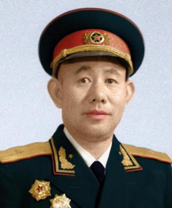 1951年，一群志愿军在撤退时，猛然发现眼前狭隘的山谷中，竟出现了成千上万个美军