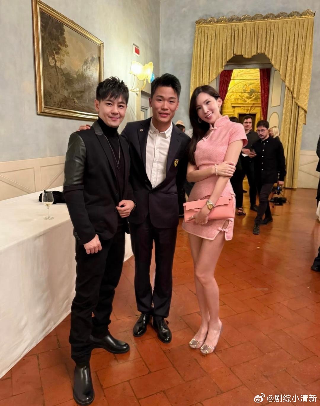 林志颖和老婆一起参加晚宴，41岁陈若仪穿着粉色旗袍，一头长发披肩，身材凹凸有致，