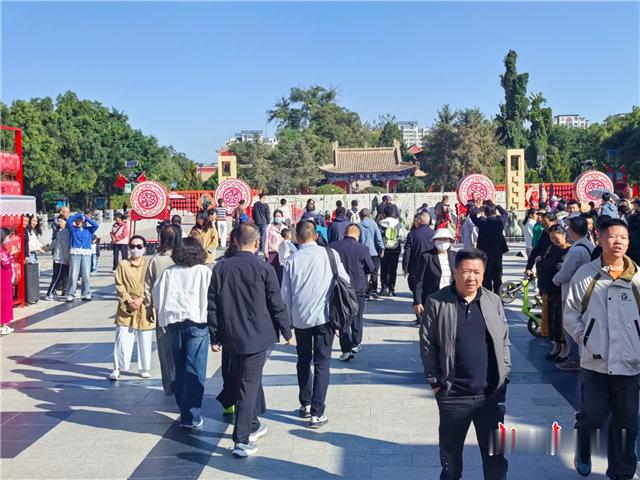 【武威凉州区古城烟火旺　文旅热力足】今年国庆假期，武威沙漠驿站、武威文庙、武威市博物馆等凉州区各大景