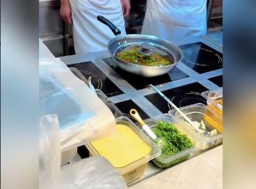 这两天的笑话都是西贝给的！后厨料酒十三香等好多调料都没有，厨师不会颠勺，用硅