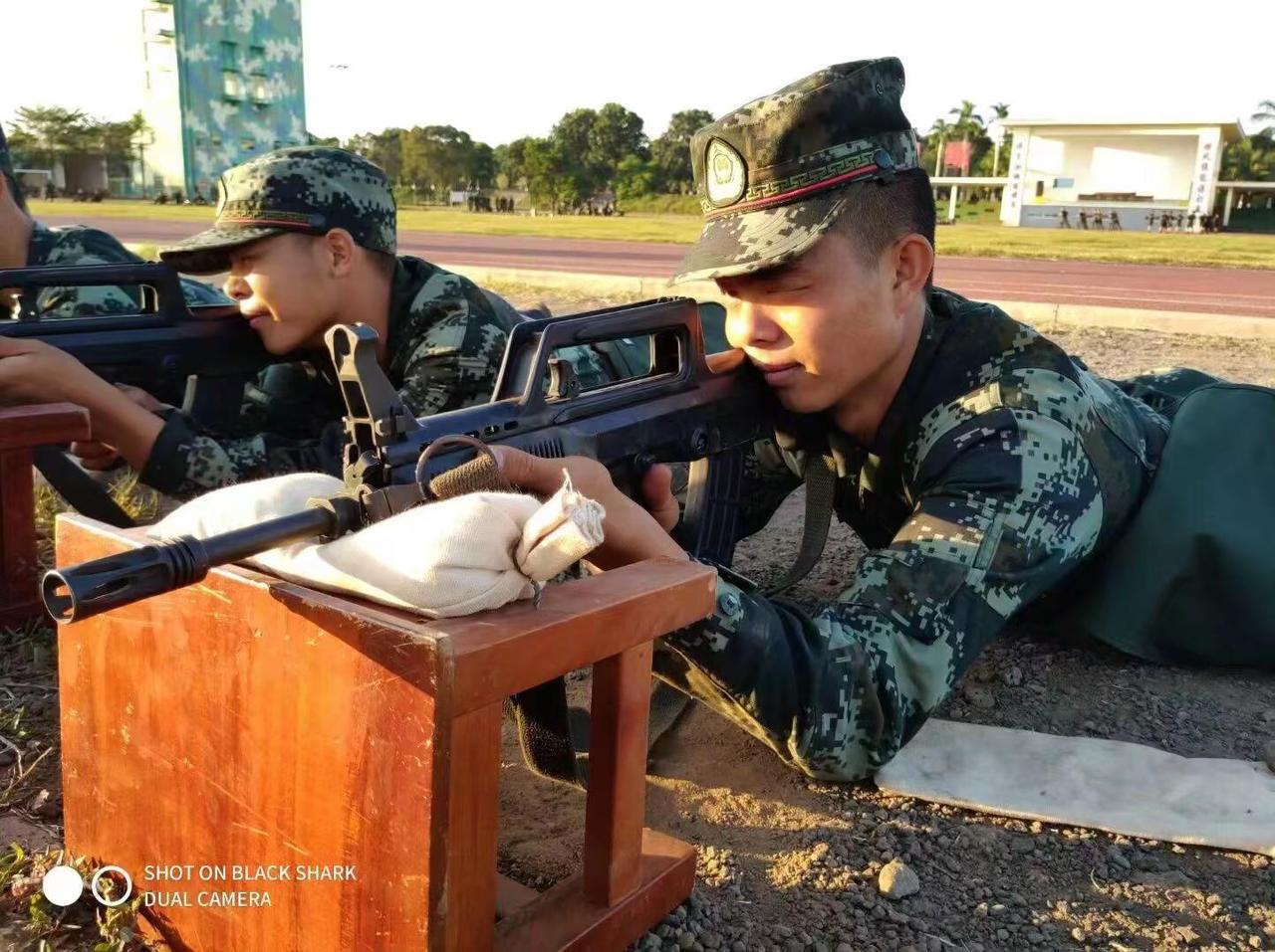 95-1的后坐力始终还是比不过生活的压力！军旅生活用记录人生迷彩全村最靓的
