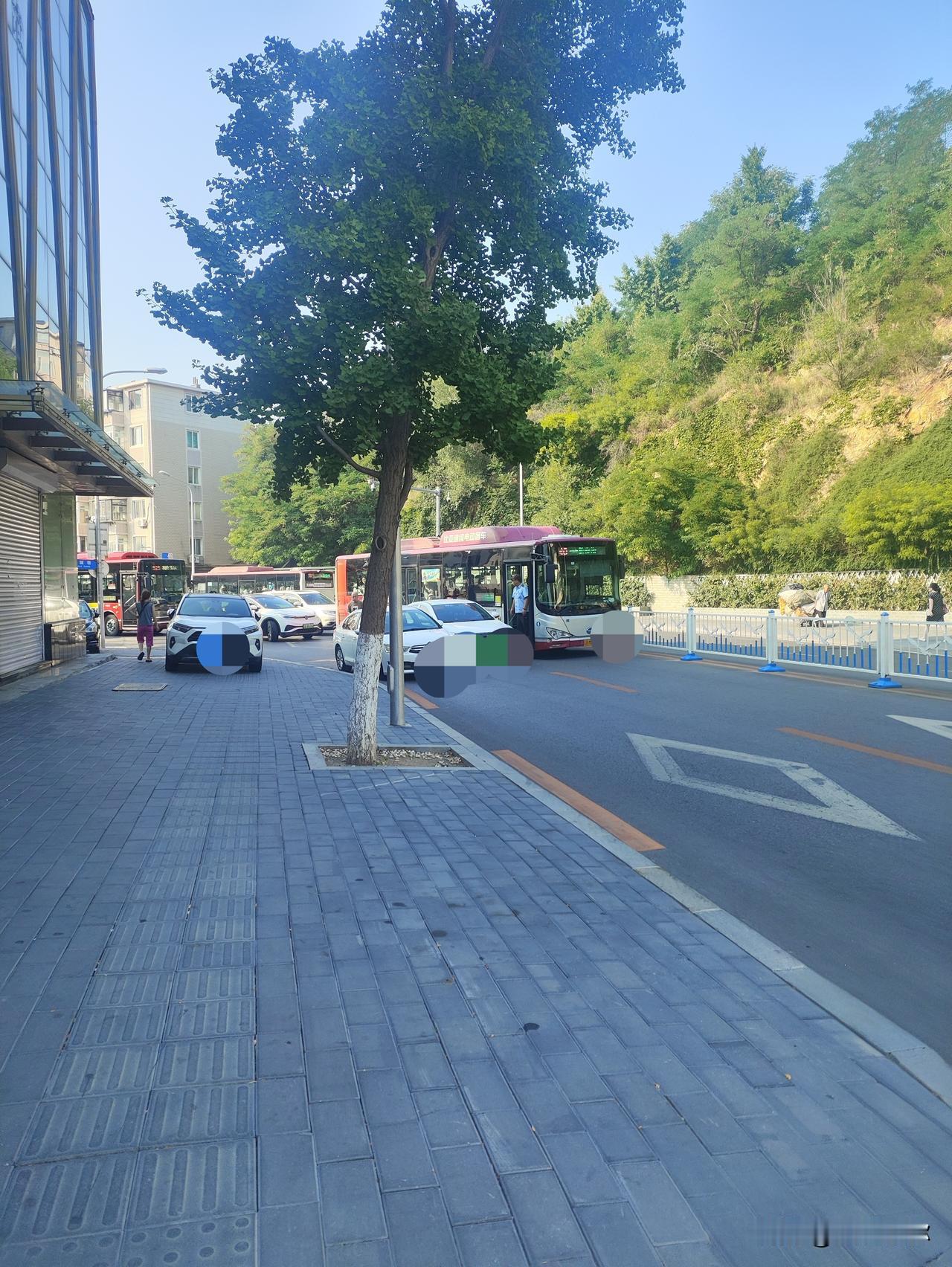 大连长春路东麓巷路口两车剐蹭堵死道路！事故处理千万别慢悠悠！前几天路过长春