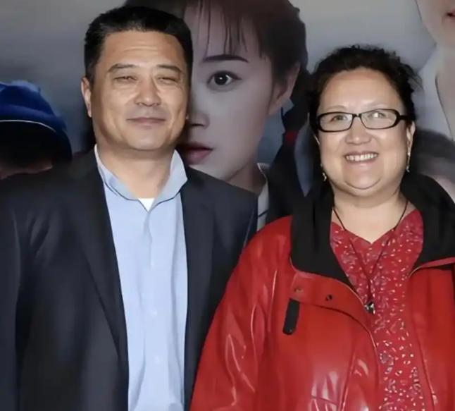 贾新光曾是彭玉的大女婿，与赵玲琪离婚后，彭玉仍把他当家人，还邀他带新伴侣来做客。