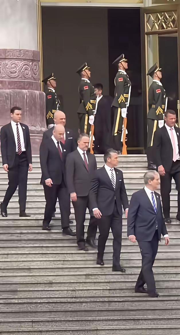 美国终于低头认了！中国实力反超，为何有人比美国人还难受？这些年中国综合国力稳